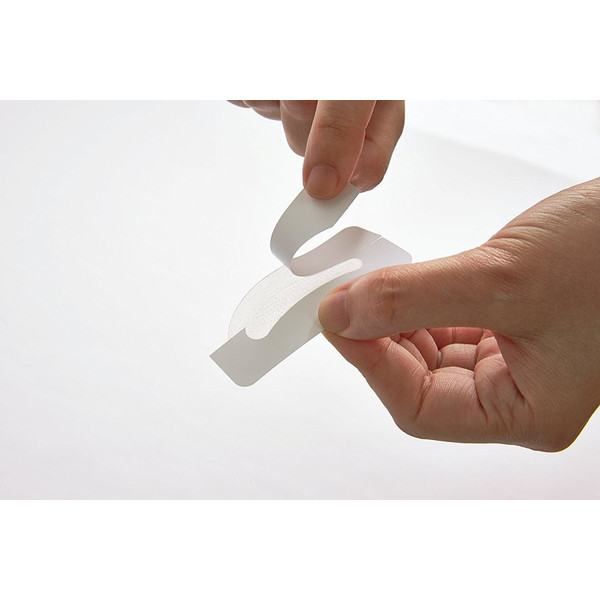 おやすみ前に目元、ほうれい線のシワなど気になる部分に貼るだけ